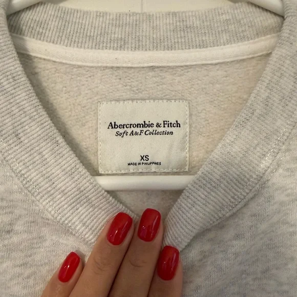 Abercrombie & Fitch Women’s Crew Neck Sweater - Picture 4 of 5